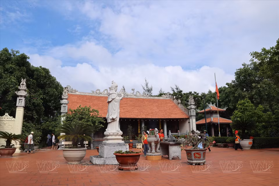 Una pagoda en la isla de Bach Long Vi, presidida por el Venerable Thich Quang Tung, es un lugar de actividades espirituales para los isleños y pescadores. (Fuente:VNA)