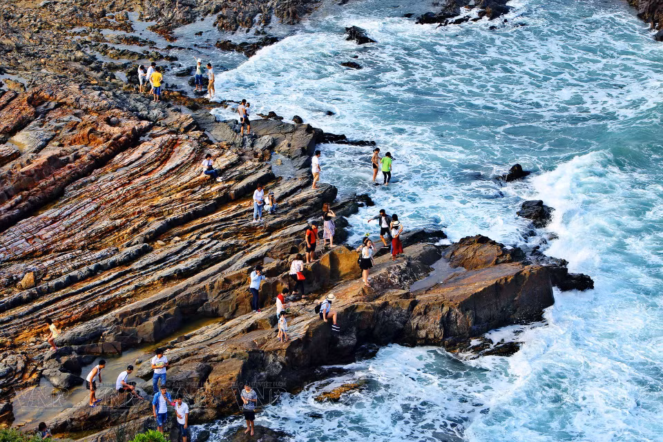 Turistas exploran la formación rocosa llamada Mong Rong (Garra de dragón) en la isla de Co To. (Fuente:VNA)
