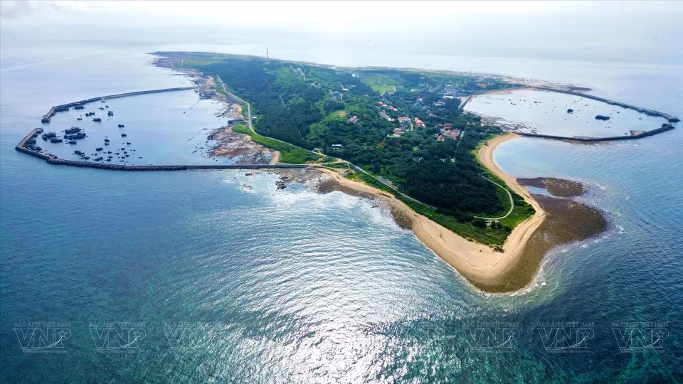 Vista panorámica de la isla de Bach Long Vi (cola de dragón blanco), con dos esclusas para refugios de los barcos contra las tormentas, la obra se está completando con urgencia. (Fuente:VNA)