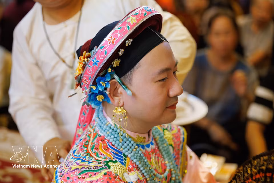 Los trajes constituyen uno de los elementos fundamentales de la riqueza estética y la identidad propia de la ceremonia, al tiempo que preservan las expresiones del arte decorativo popular vinculadas a la vida religiosa. (Foto: VNA)