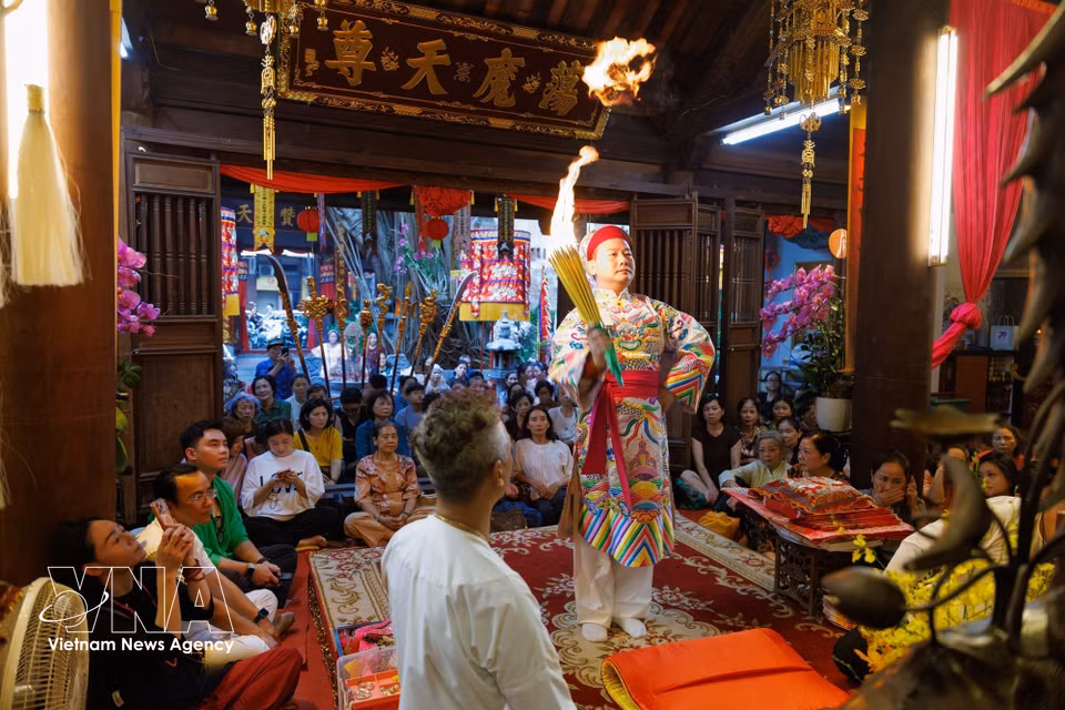 La combinación de trajes tradicionales, movimientos rituales, música de “chau van” y espacios de práctica religiosa confiere su singularidad a la ceremonia de “hau dong”, una de las manifestaciones de las prácticas vietnamitas de culto a las Diosas Madres de los Tres Reinos, inscritas por la UNESCO en 2016. (Foto: VNA)