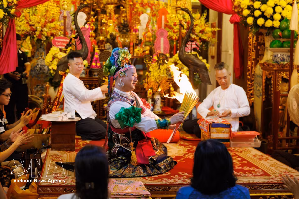 La práctica de “hau dong” requiere la coordinación entre el médium, los cantantes y los asistentes rituales, desde la preparación de los trajes y accesorios hasta la realización de los rituales. (Foto: VNA)