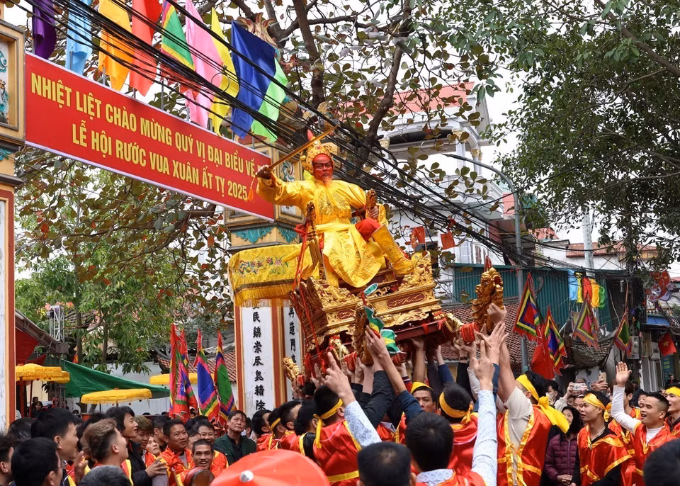 2. La procesión del Señor desde su casa hasta la casa comunal de la aldea.