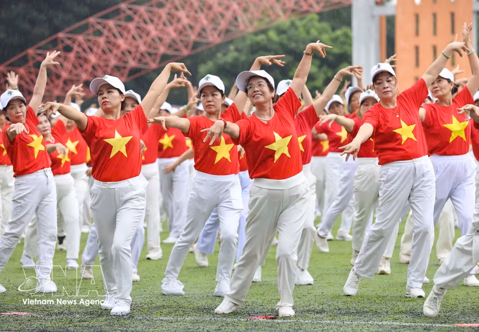 Vietnam establece un récord nacional con la mayor participación de personas mayores en una exhibición de danza colectiva (Foto: VNA)