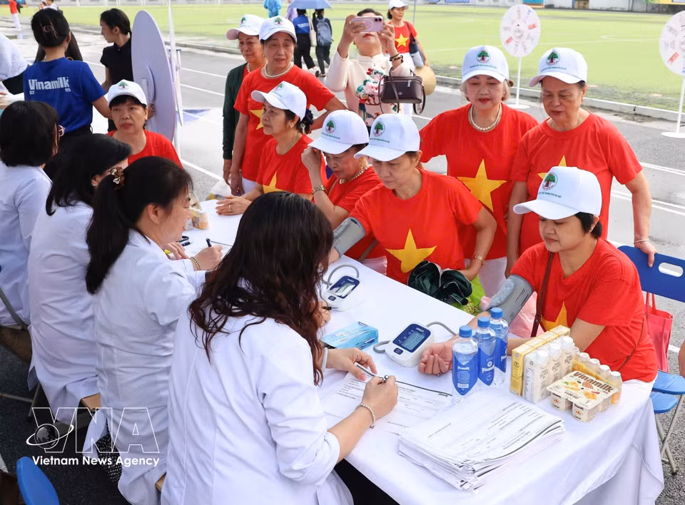 Los participantes de la tercera edad en el programa reciben chequeos médicos, consultas y distribución gratuita de productos nutricionales. (Foto: VNA)