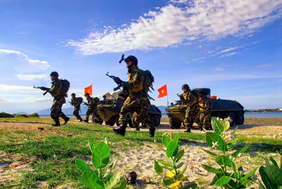 2. Los oficiales y soldados del Comando de la Región 4 de la Marina de Vietnam participan en ejercicios de defensa. (Foto: VNA)