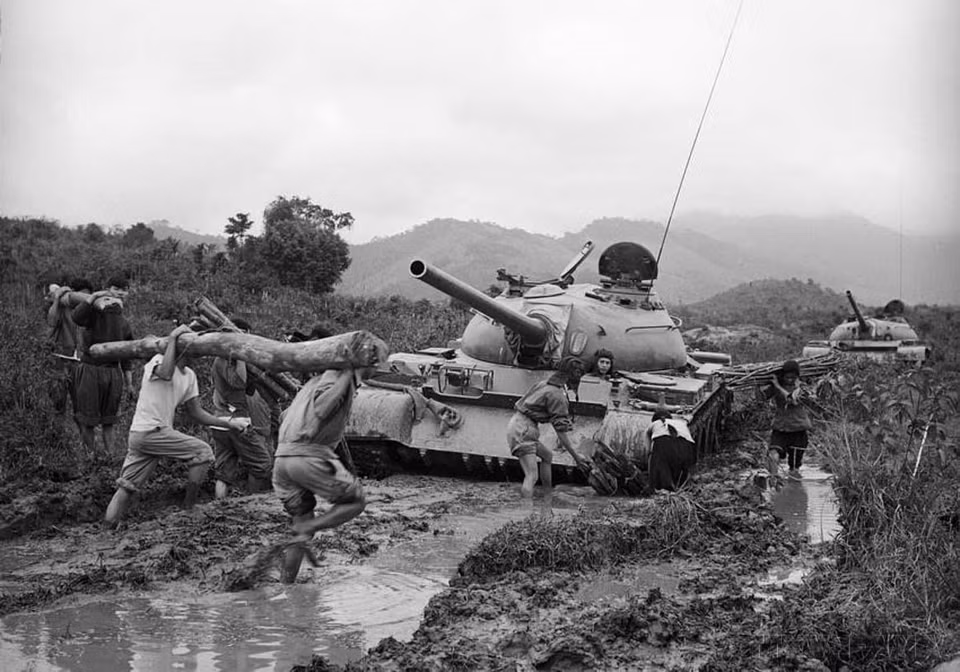 En la Campaña de Tay Nguyen, Vietnam no sólo logró construir una fuerza con capacidades de combate de armas combinadas, sino también preparar meticulosamente a las fuerzas en términos de logística y técnica de servicio. En la foto: Las milicias locales participaron activamente en la campaña, despejando caminos y facilitando el avance de los tanques de liberación en la Campaña de Tay Nguyen 1975. (Foto: VNA)
