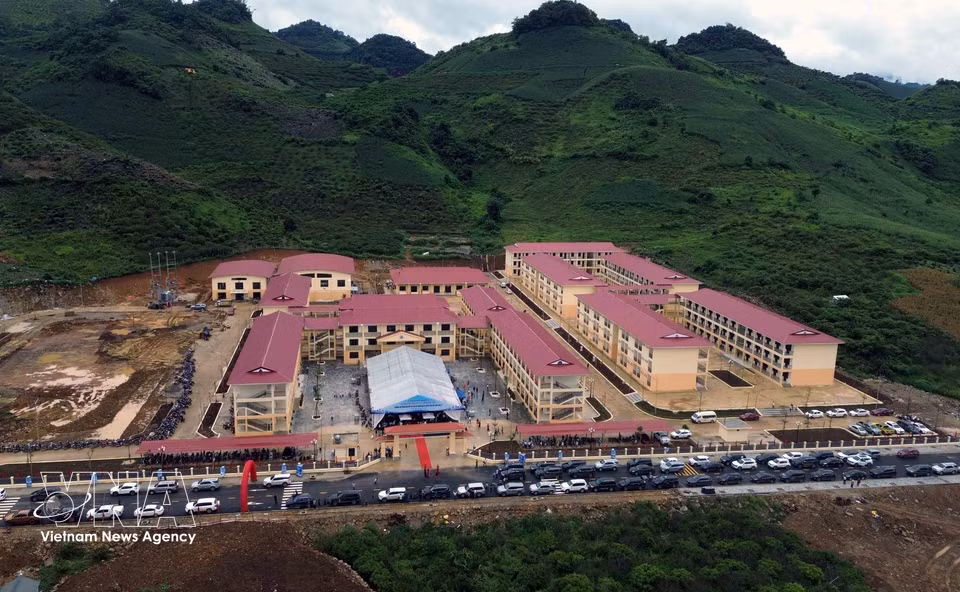 Tras más de nueve meses de construcción, la Escuela Internado de Primaria y Secundaria Yen Son, en la comuna de Yen Son, provincia de Son La, ha quedado básicamente terminada, inaugurada y entregada, lista para recibir a profesores y alumnos en el nuevo curso escolar. (Foto: VNA)