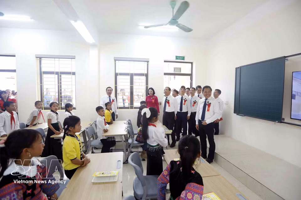 Delegados de la provincia de Son La visitan un aula de la escuela Internado de Primaria y Secundaria Yen Son. (Foto: VNA)
