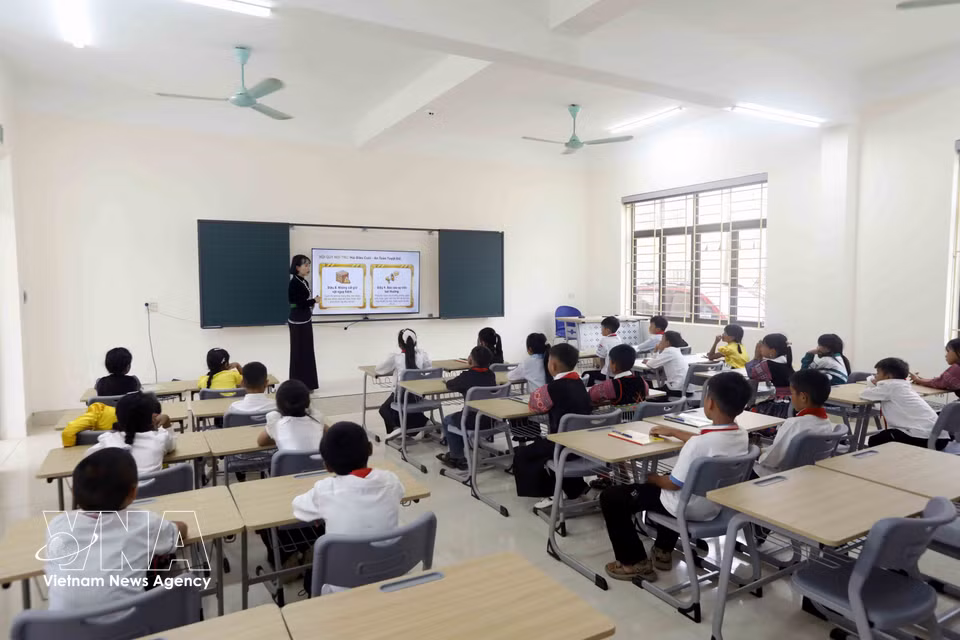 Profesores de la escuela orientan a los alumnos sobre las normas de convivencia del internado. (Foto: VNA)