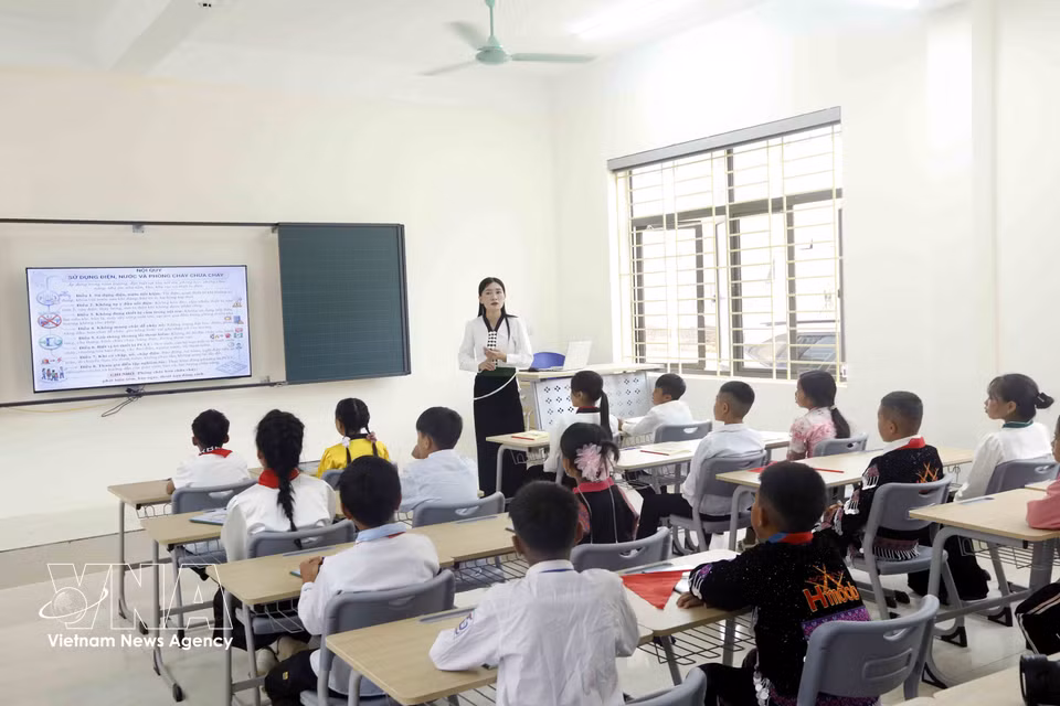 Los profesores orientan a los alumnos sobre las normas de uso de la electricidad y el agua, así como de prevención y lucha contra incendios. (Foto: VNA)