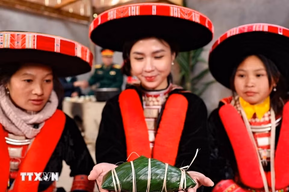 Hoy día, el banh chung gu sigue siendo una parte indispensable del Tet en las familias de la etnia Dao rojo. (Foto: VNA)
