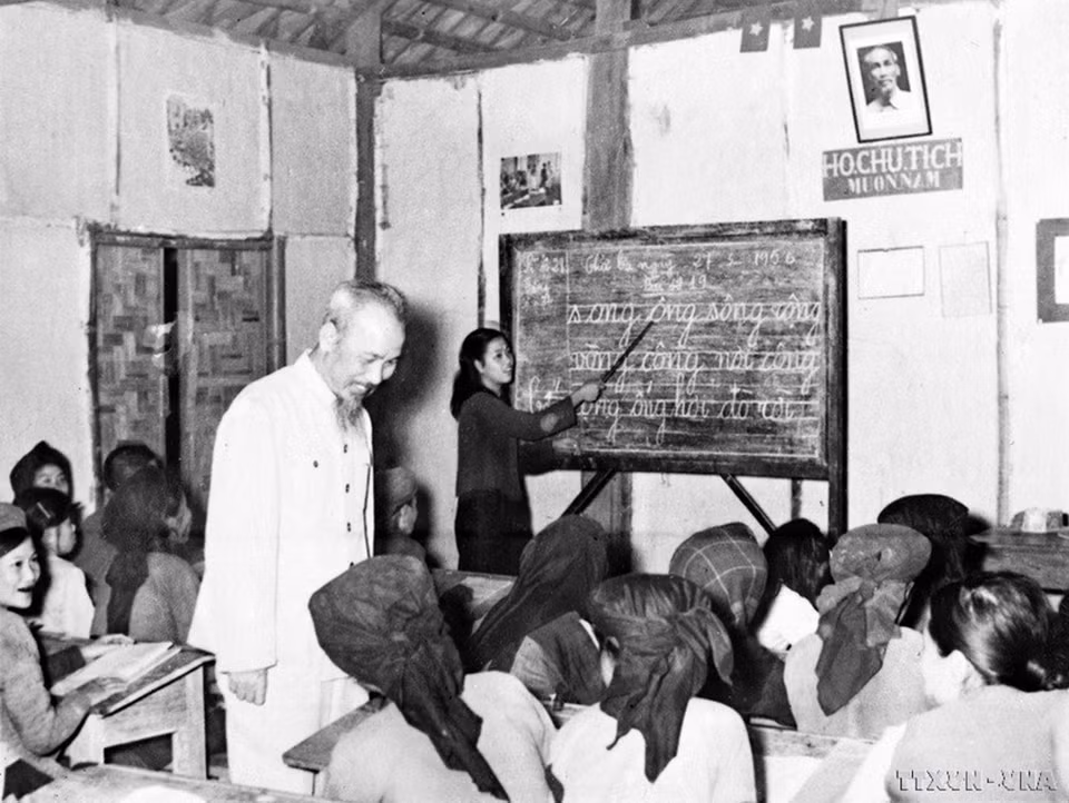 7. El Presidente Ho Chi Minh visitó la clase de "Educación para el pueblo" en la zona de Luong Yen, Hanoi, el 27 de mayo de 1956. (Foto: VNA)