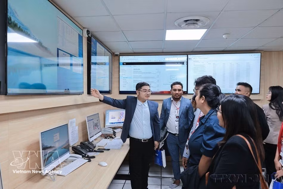 Una delegación del programa de intercambio de la ASEAN “Future Leaders of ASEAN (Líderes del Futuro de ASEAN)” (FLBA) de Timor-Leste visita el centro de datos del Centro Técnico de la Agencia de Noticias durante su visita y trabajo en la VNA. (Foto: VNA)