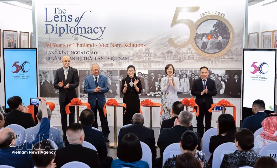 La Embajada de Tailandia en Vietnam y la VNA inauguran la exposición fotográfica “La lente de la diplomacia: 50 años de relaciones Tailandia-Vietnam”, celebrada del 24 al 30 de julio de 2026. (Foto: VNA)
