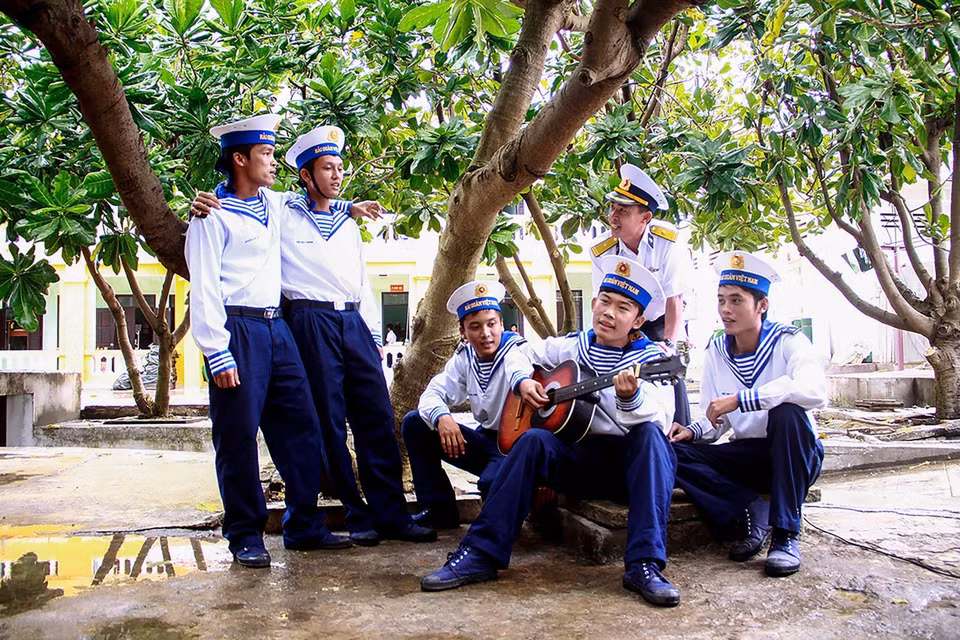 5. Momentos de descanso de los soldados del Comando de la Región 4 de la Marina de Vietnam. (Foto: VNA)