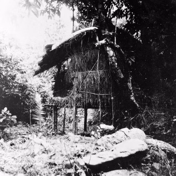 La cabaña de Khuoi Nam, en Pac Bo, comuna de Truong Ha, distrito de Ha Quang, provincia de Cao Bang, donde se celebró en mayo de 1941 la VIII Conferencia del Comité Central del Partido Comunista de Indochina. La conferencia decidió priorizar la liberación nacional y fundó el Frente Viet Minh. (Foto: VNA)