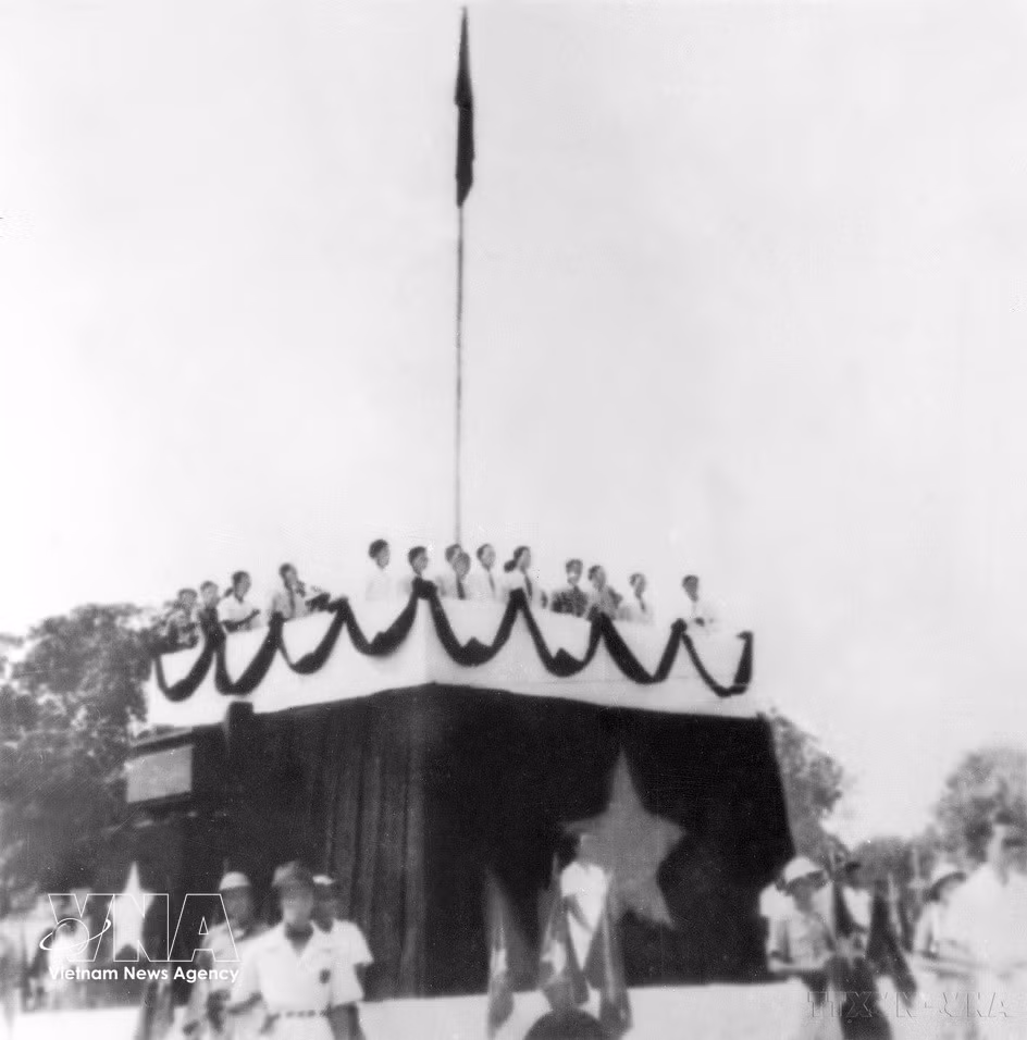 El 2 de septiembre de 1945, en la plaza Ba Dinh de Hanoi, el Presidente Ho Chi Minh lee la “Declaración de Independencia”, proclamando el nacimiento de la República Democrática de Vietnam, primer Estado democrático popular del Sudeste Asiático. (Foto: VNA)