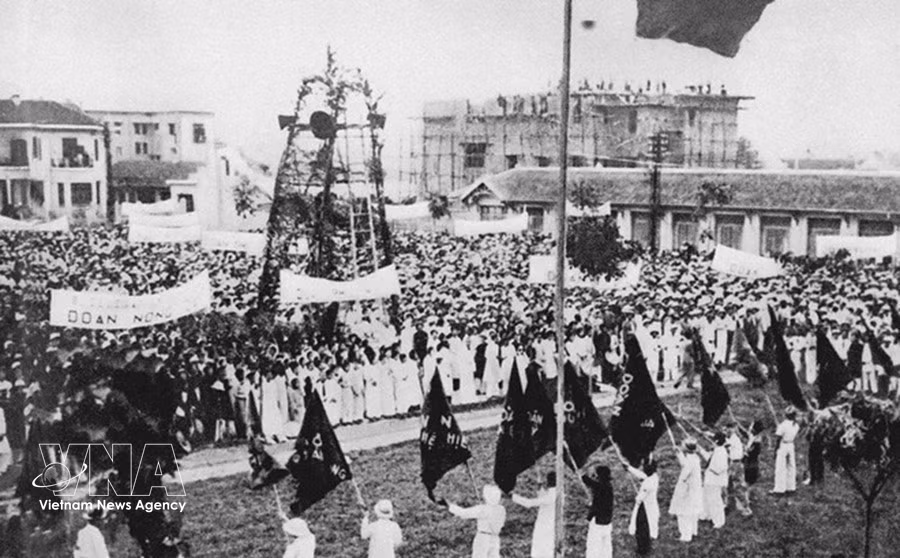 La campaña por la democracia de 1936-1939, desarrollada contra las fuerzas reaccionarias coloniales y sus colaboradores, el fascismo y la guerra, y en favor de la libertad, el sustento y la paz, contribuyó a generar un amplio movimiento revolucionario y fue considerada un ensayo para la victoria de la Revolución de Agosto de 1945. En la foto: Mitin con motivo del Día Internacional del Trabajo, celebrado el 1 de mayo de 1938 en el recinto de la Exposición de Hanoi, actual Palacio de la Amistad Vietnam-Soviética. (Foto: Archivo VNA)