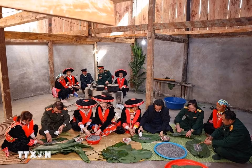 El ambiente de preparar banh chung en cada hogar está lleno de alegría, anticipando un año nuevo con entusiasmo. (Foto: VNA)