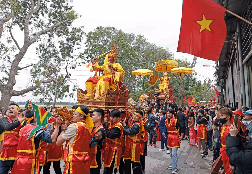 4. Procesión del "Rey y Señor falsos" desde la casa comunal de la aldea hasta el Templo Sai.