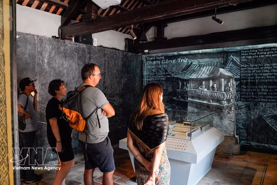 La información básica sobre cada estela de los doctores se presenta en vietnamita, inglés y francés, lo que facilita a los visitantes, especialmente a los extranjeros, conocer la historia y el valor del patrimonio. (Foto: VNA)