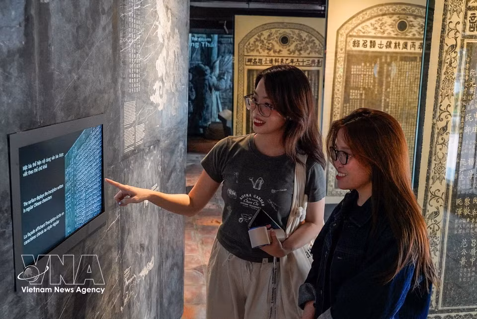 Los espacios interactivos de experiencias digitales, educación patrimonial y promoción de la lectura buscan conectar el patrimonio con las necesidades de aprendizaje y exploración del público, y acercar los valores tradicionales a la vida contemporánea. (Foto: VNA)