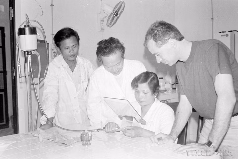 Después de la reunificación del país, el sector de la salud experimentó grandes avances, alcanzando importantes logros en la atención y protección de la salud pública. En la foto: En 1992, expertos holandeses apoyaron al Instituto de Otorrinolaringología de Hanoi, enseñando la técnica de fabricación de audífonos para niños con discapacidad auditiva. (Foto: VNA)