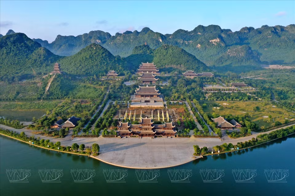 7. La fachada principal de la pagoda da al gran lago. (Foto: VNA)