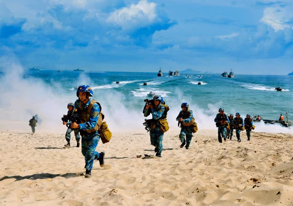 1. Los oficiales y soldados del Comando de la Región 4 de la Marina de Vietnam participan en ejercicios de defensa. (Foto: VNA)
