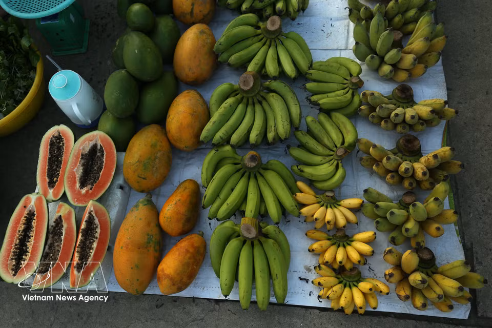 Los productos que se venden en el mercado son principalmente alimentos y frutas cultivados por los propios habitantes y expuestos de forma sencilla y atractiva. (Foto: VNA)