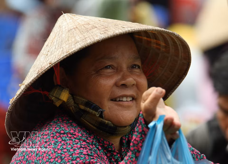 Sonrisas y miradas llenas de esperanza entre los vendedores y compradores del mercado. (Foto: VNA)