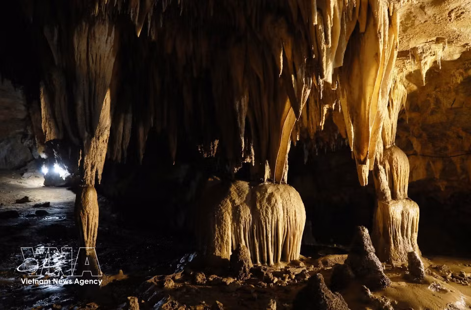 Las suaves formaciones de estalactitas, creadas a lo largo de millones de años, conforman un paisaje majestuoso. (Foto: VNA)