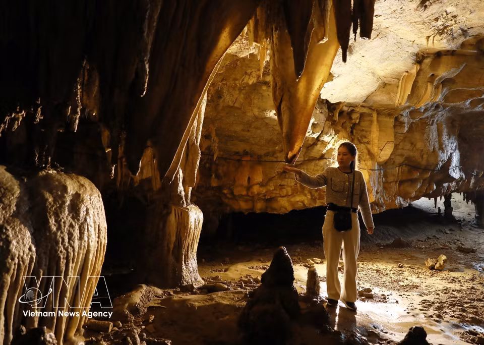Las suaves formaciones de estalactitas, creadas a lo largo de millones de años, conforman un paisaje majestuoso que fascina a los visitantes. (Foto: VNA)