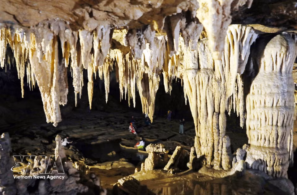 El interior de la cueva, vasto como un laberinto, deja a los visitantes asombrados ante la grandiosidad de la naturaleza. (Foto: VNA)
