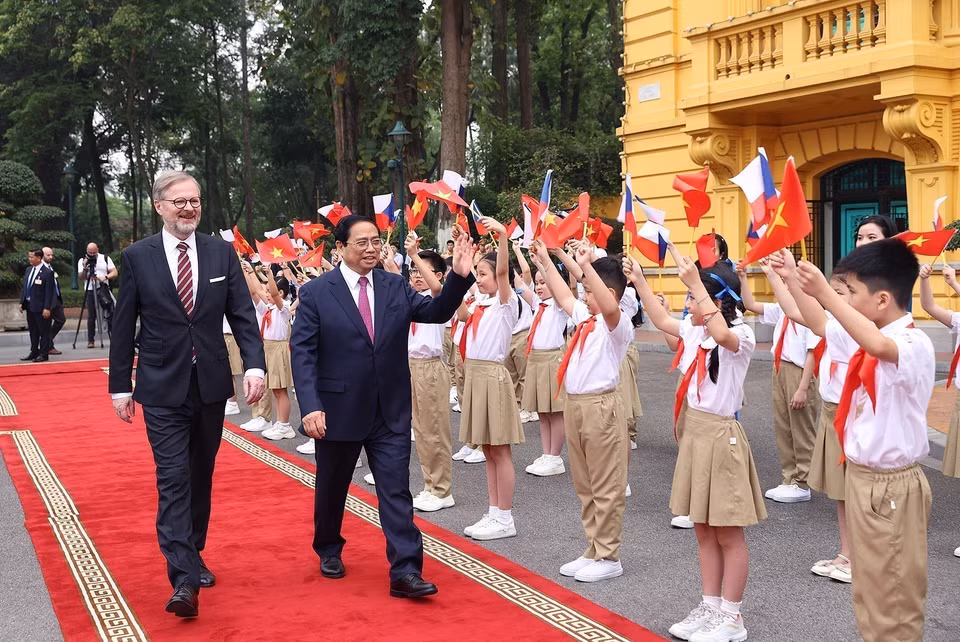El primer ministro de Vietnam, Pham Minh Chinh, presidió la recepción a su homólogo checo Petr Fiala, quien realizó una visita oficial a la nación indochina. (21 de abril de 2023) (Foto: VNA)