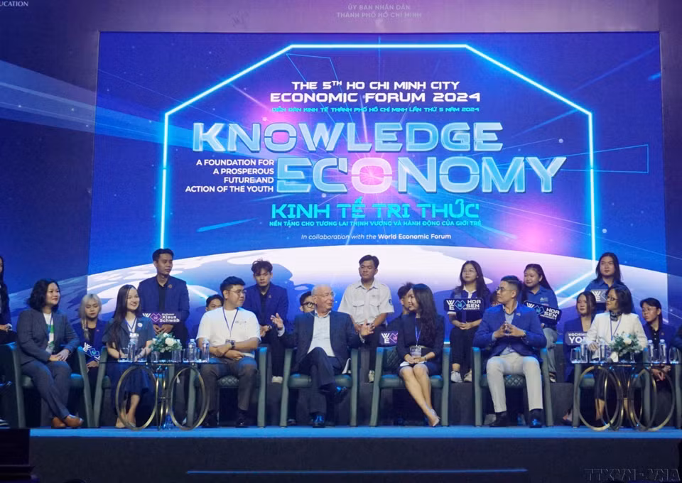 Klaus Schwab, fundador y presidente ejecutivo del Foro Económico Mundial (FEM), sostuvo un intercambio con los ciudadanos más destacados de Ciudad Ho Chi Minh bajo el tema “Economía intelectual - La base para un futuro próspero y acciones de los jóvenes”, octubre de 2024. (Foto: VNA)