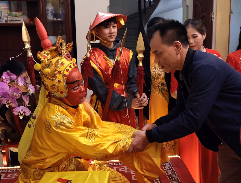 3. Lo más especial del festival es la aparición del "Rey" y el "Señor", representados por ancianos del pueblo y llevados en palanquines. En la foto: Los aldeanos visitan la casa del Señor para felicitarlo. Este año, el Señor lo interpreta Truong Dang Cuong de 73 años.