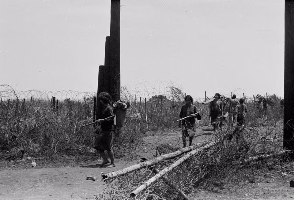 Tras la liberación, las comunidades étnicas de Tay Nguyen regresaron a sus aldeas para reconstruir sus vidas y su economía. (1975) (Foto: VNA)