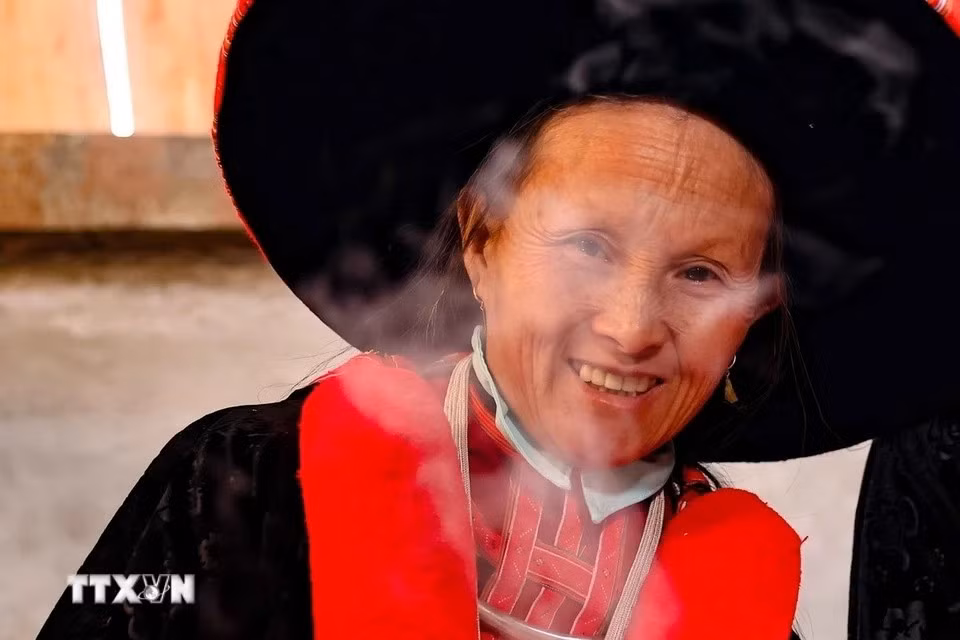 La cultura única de los Dao rojo no solo se refleja en sus costumbres, sino también en su arte culinario, especialmente en la elaboración de los platos del Tet. (Foto: VNA)