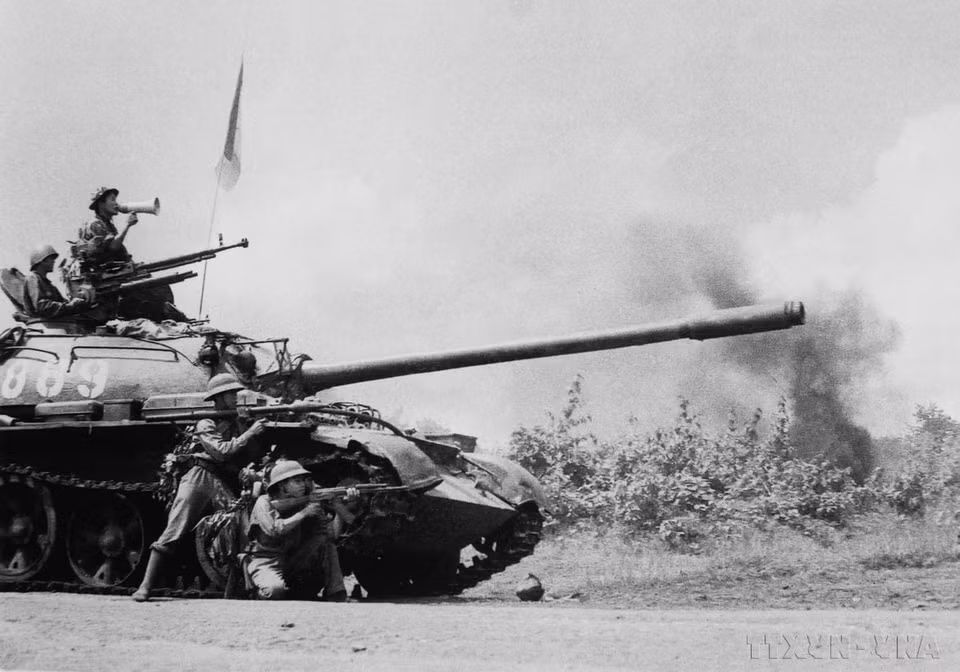 La batalla clave de Buon Ma Thuot, que decidió la victoria de la Campaña de Tay Nguyen, fue un golpe estratégico clave, reflejando la sabia dirección del Partido, el Buró Político y la Comisión Militar Central. En la foto: El 10 de marzo de 1975, los tanques del ejército de liberación entraron en Buon Ma Thuot y tomaron la ciudad. (Foto: VNA)