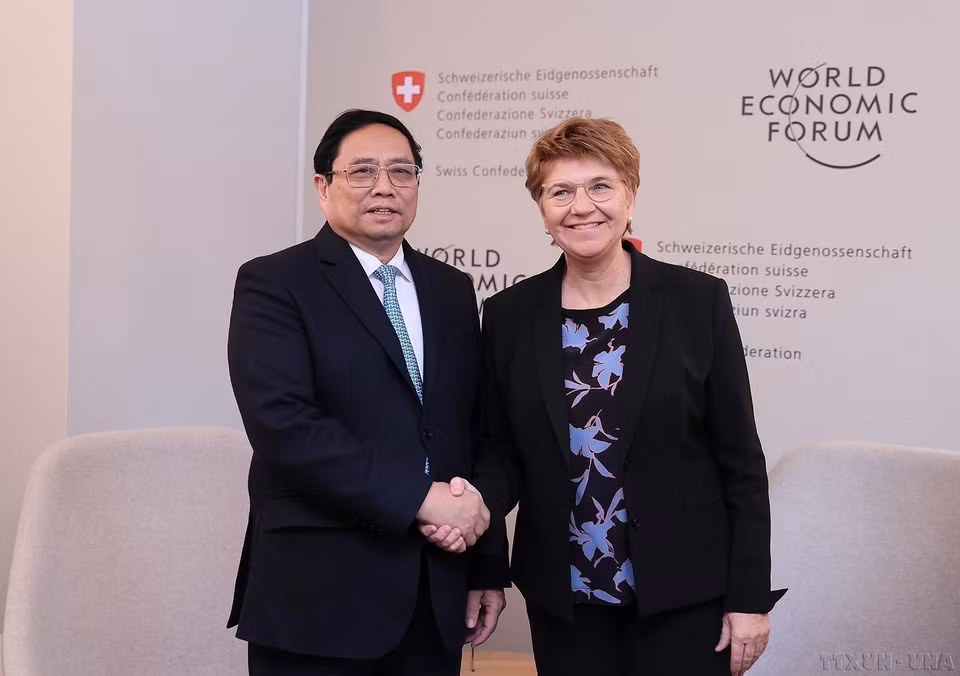 El primer ministro Pham Minh Chinh se reunió con la presidenta suiza, Viola Amherd, en ocasión de su participación en la 54 Reunión Anual del FEM en Davos, Suiza, el 17 de enero de 2024. (Foto: VNA)