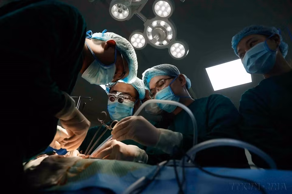 El 8 de septiembre de 2024, el Hospital General Duc Giang realizó con éxito su primer trasplante renal entre familiares directos, marcando un hito en el desarrollo de los trasplantes en Vietnam. En la foto: Los médicos del Hospital General Duc Giang realizan el trasplante renal al paciente. (Foto: VNA)