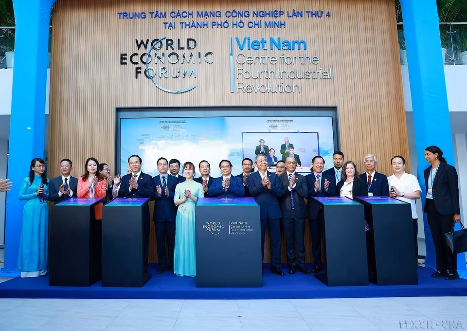 En la mañana del 25 de septiembre de 2024, el primer ministro Pham Minh Chinh participó en la ceremonia de inauguración del Centro de la Cuarta Revolución Industrial (C4IR) en Ciudad Ho Chi Minh. C4IR fue el resultado de la cooperación entre el gobierno de Vietnam y el Foro Económico Mundial (FEM) en el período 2023-2026. El centro es el segundo de la red de 19 C4IR del FEM en el mundo. (Foto: VNA)