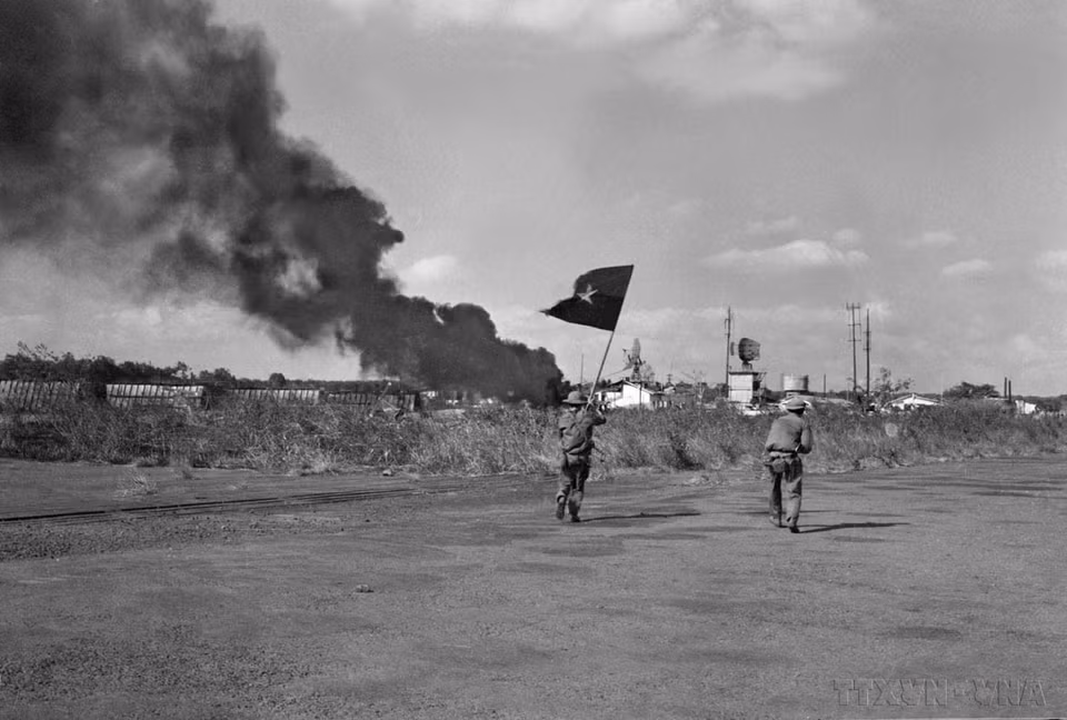 El ejército de liberación entró para tomar el control del aeropuerto Hoa Binh en Buon Ma Thuot (1975) (Foto: VNA)
