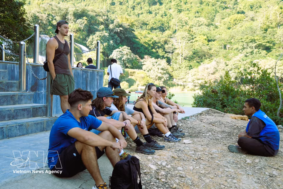 Turistas extranjeros disfrutan de su visita y exploran la cascada de Ban Gioc. (Foto: VNA)