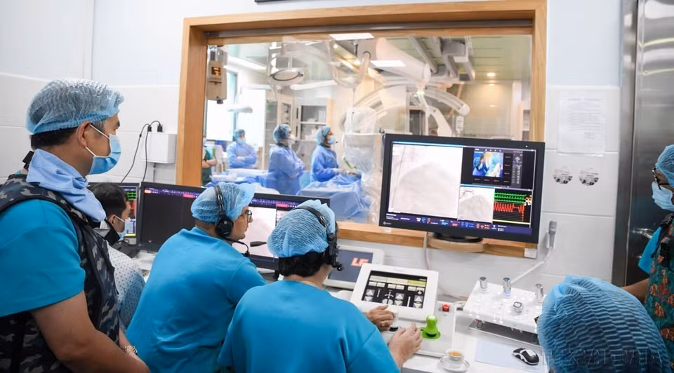 El Hospital de Accidente Cerebrovascular y Cardiología de la ciudad de Can Tho utilizó un robot para la intervención coronaria, convirtiendo a Vietnam en el primer país del Sudeste Asiático en poseer esta tecnología avanzada. (Foto: VNA)