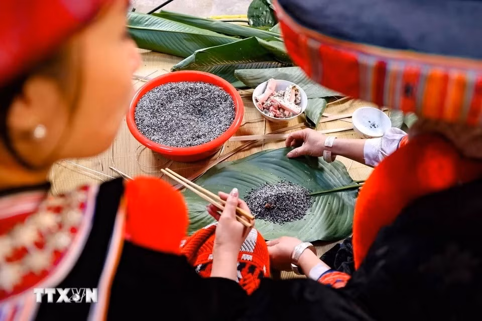 La elaboración de banh chung en las familias de Dao rojo es responsabilidad de las mujeres, quienes aprovechan la ocasión para enseñar esta habilidad a las jóvenes. (Foto: VNA)