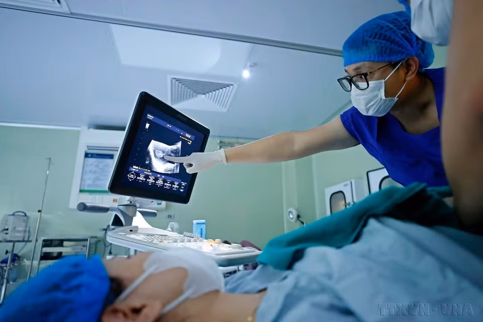 Gracias a los avances tecnológicos, el método de fertilización in vitro (FIV) en el Hospital de Obstetricia y Ginecología de Hanoi se ha convertido en el método de apoyo reproductivo más rápido y con mayor tasa de éxito en la actualidad, trayendo felicidad a decenas de miles de familias. En la foto: Un médico señala a la paciente que el embrión había sido colocado con éxito en su útero. (Foto: VNA)