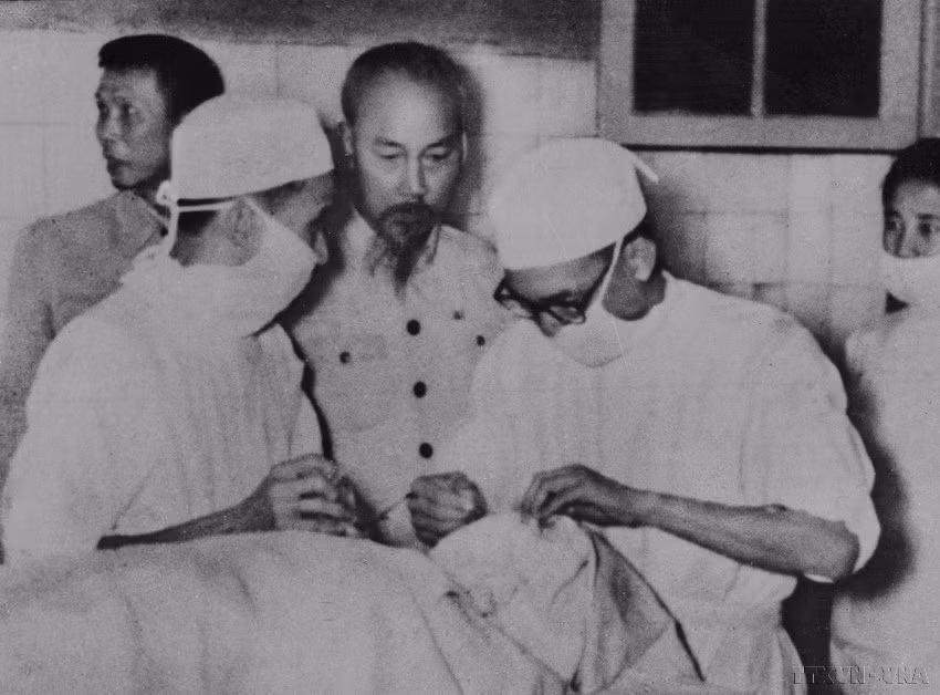 El Presidente Ho Chi Minh visita el Instituto Central de Oftalmología en Hanoi. (Foto: VNA)